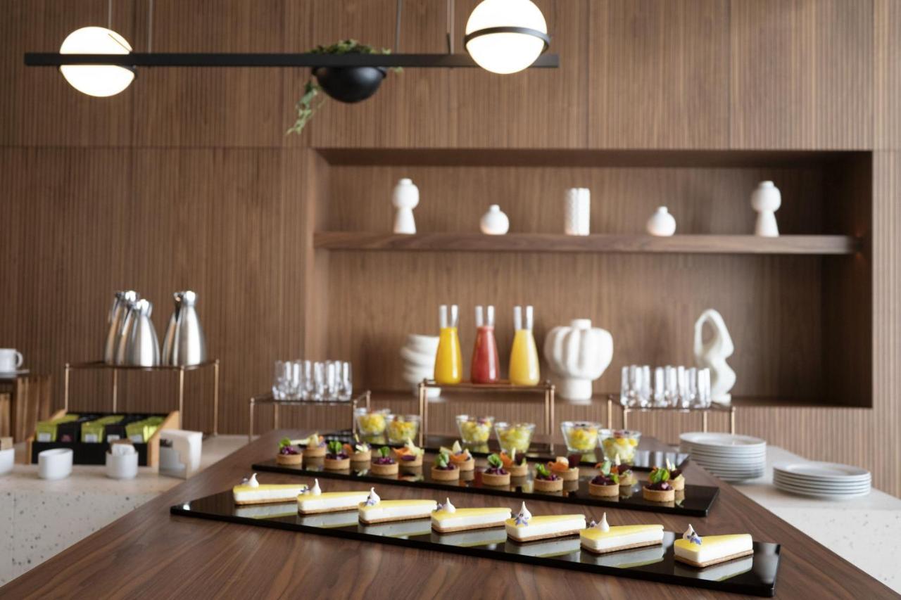 Renaissance Porto Lapa Hotel Ngoại thất bức ảnh A selection of desserts