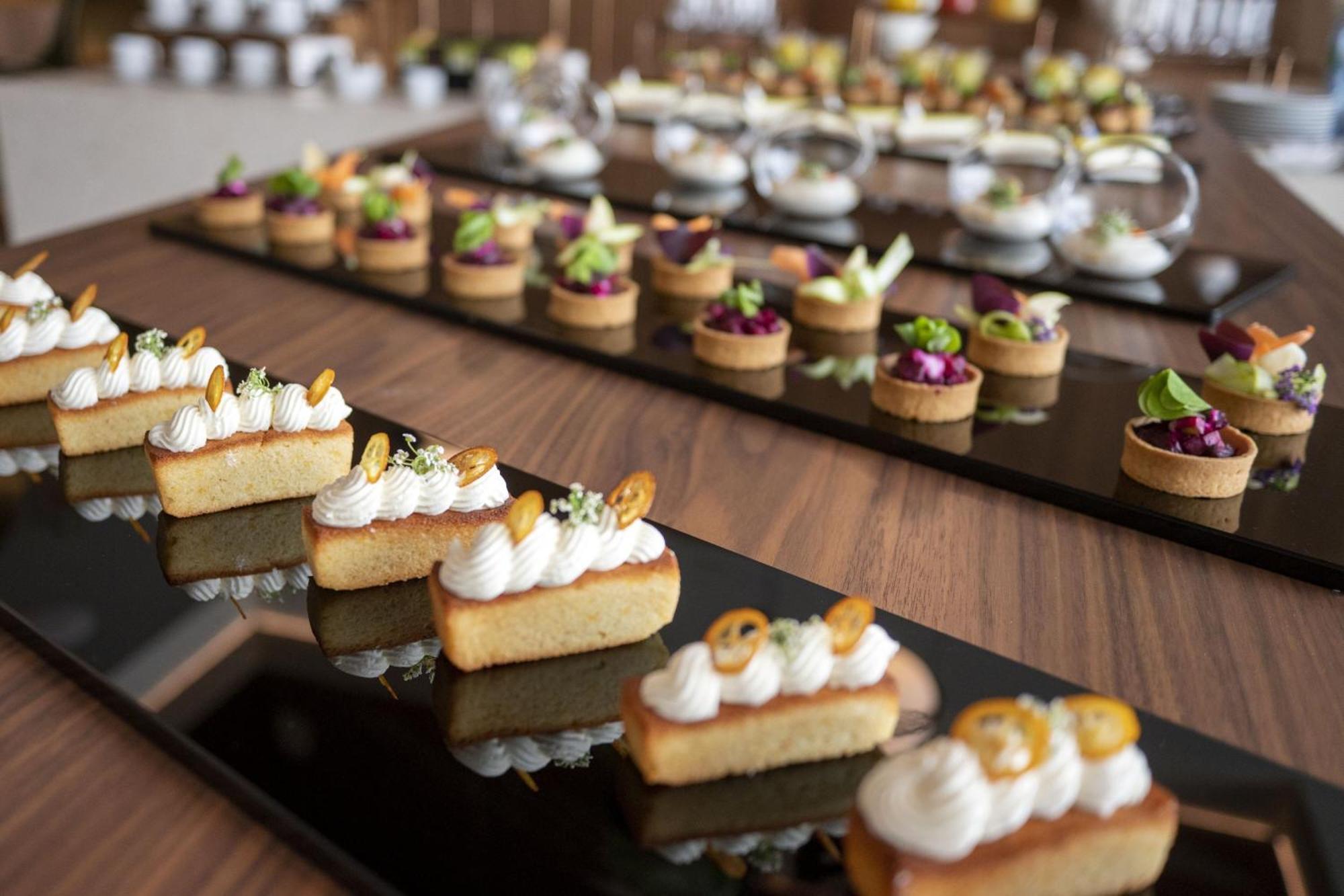 Renaissance Porto Lapa Hotel Ngoại thất bức ảnh A selection of desserts